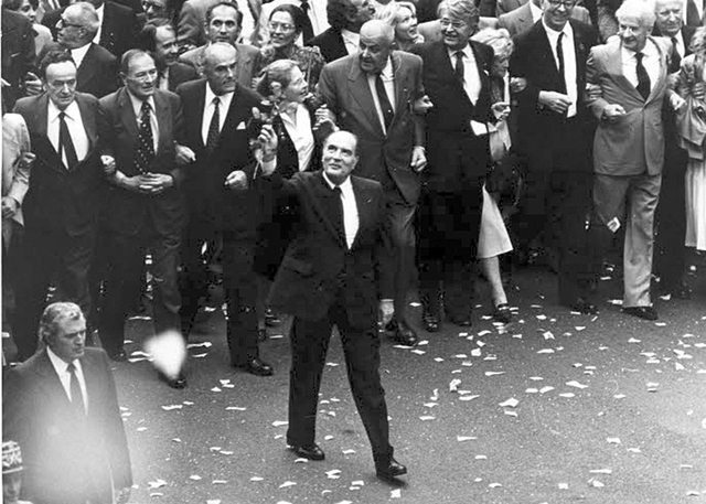 1981年5月21日、スフロ通りを パンテオンに向かって進むミッテラン。