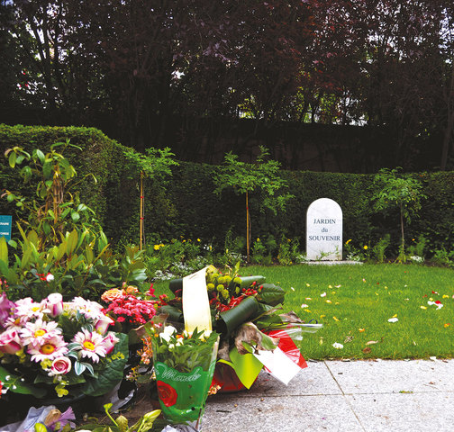 ペール・ラシェーズなら墓地内にある〈思い出の庭 Jardin de souvenir〉 に、遺灰を撒（ま）くことができる。