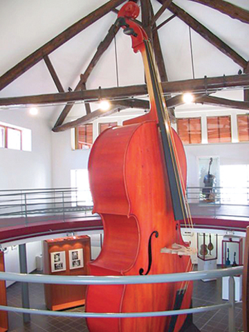 弦楽器製作博物館に 立っている巨大なチェロ。