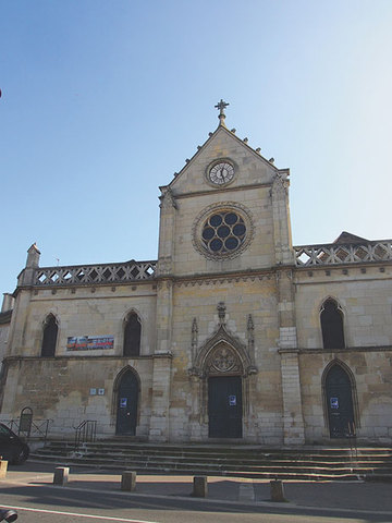 12〜13世紀建立のサンピエール・ サンポール教会。