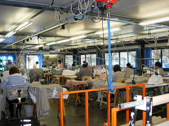 7国籍の縫製人が工程ごとに担当する。