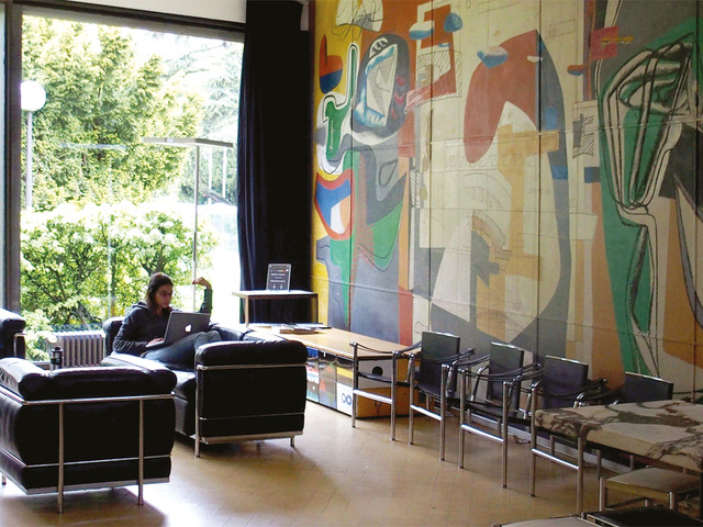 スイス館のサロン。 シャルロット・ペリアンが デザインした椅子が置かれている。