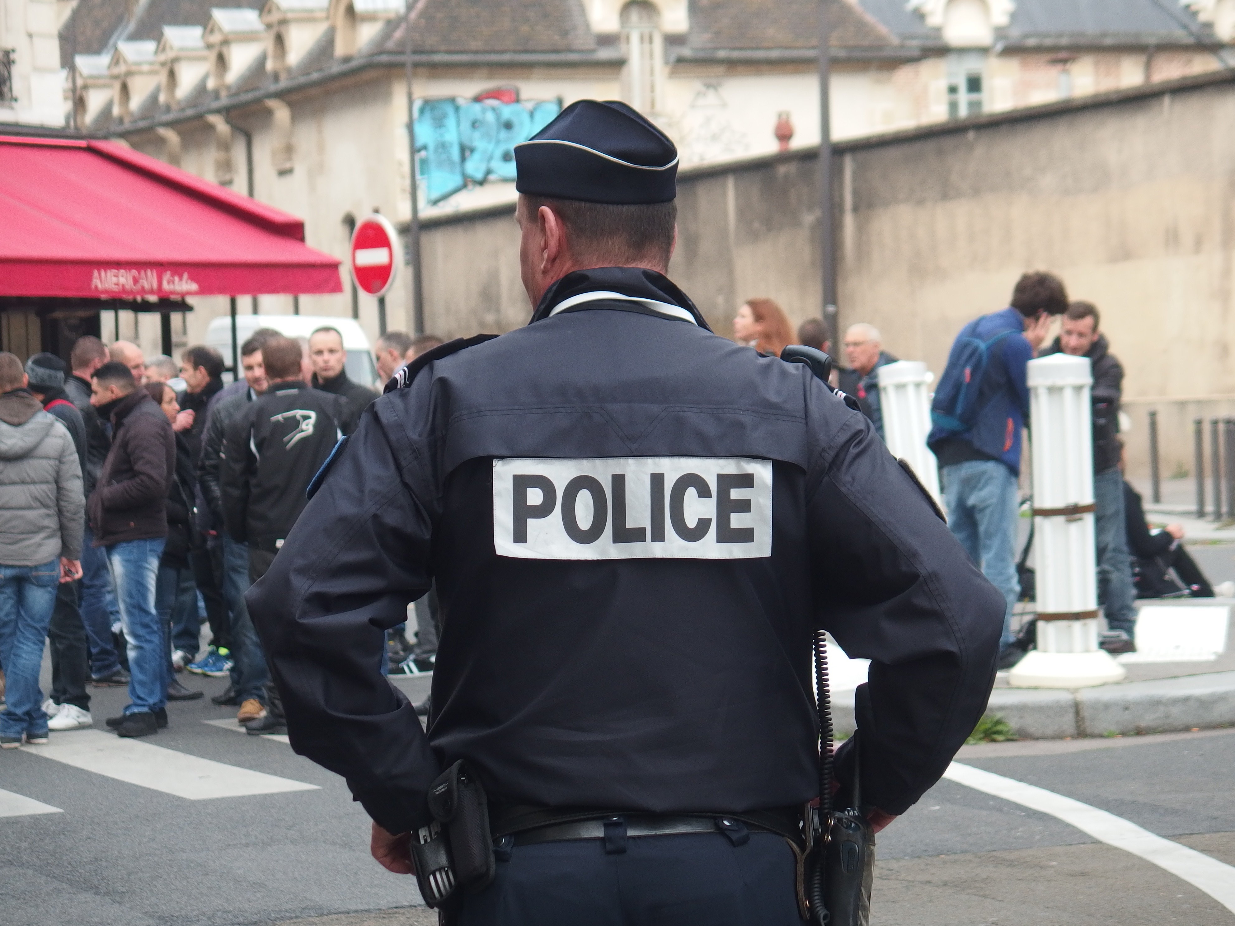 警官襲撃事件で7人被疑者 Ovni オヴニー パリの新聞