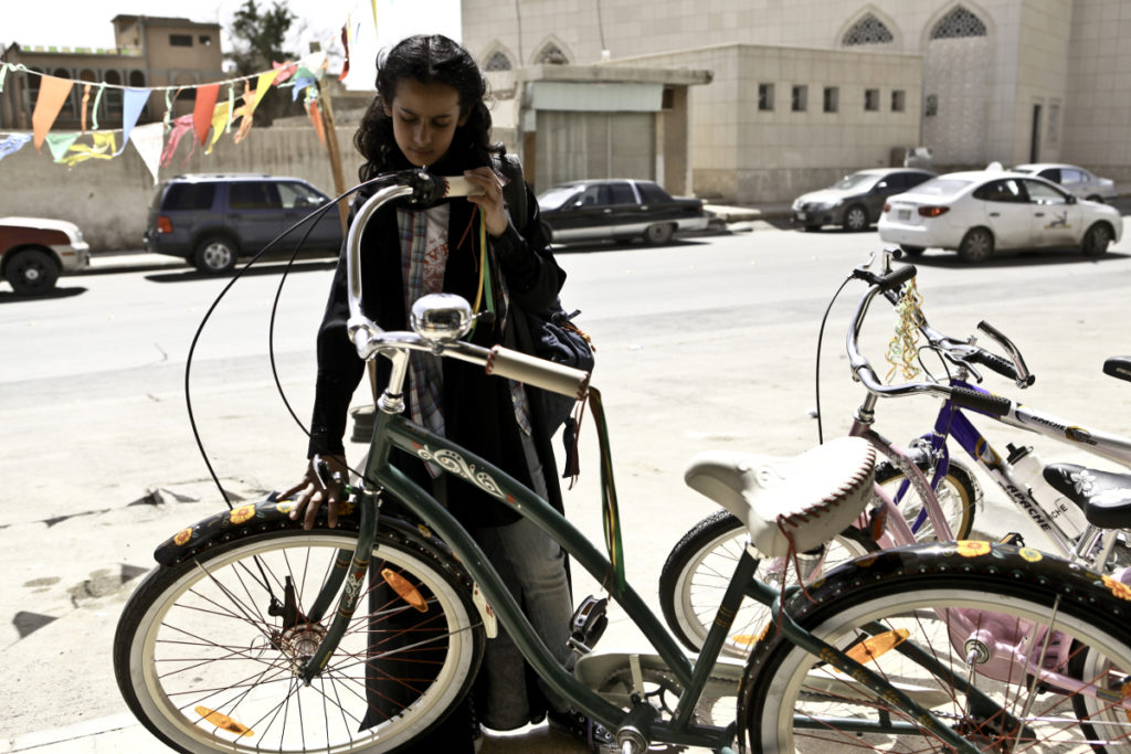 少女 は 自転車 に の っ て